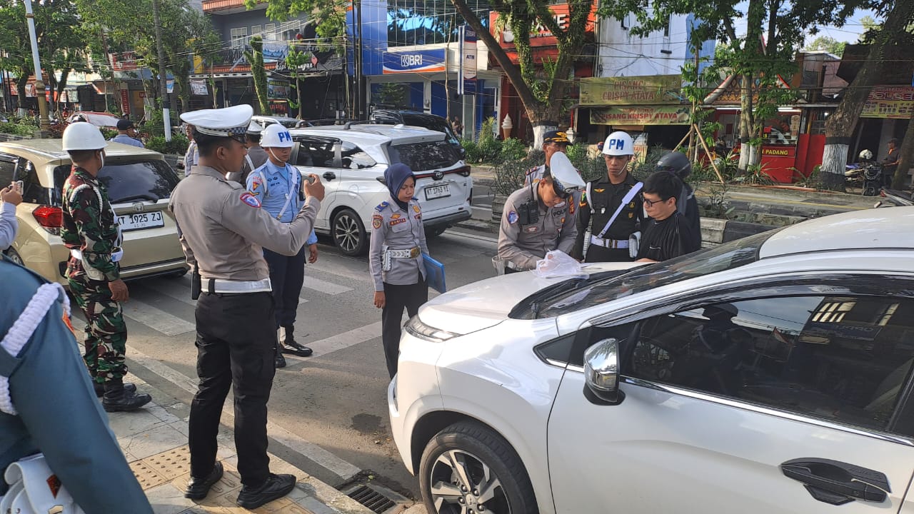 Petugas Dishub menindak parkir liar di Balikpapan