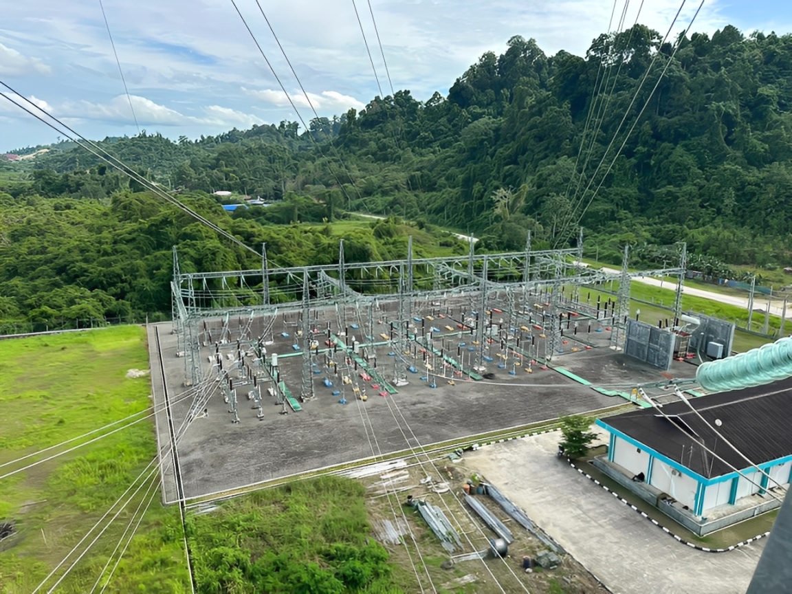 Gardu Induk (GI) 150 kV Tanjung Selor tampak berdiri kokoh di tengah lanskap Kalimantan Utara.