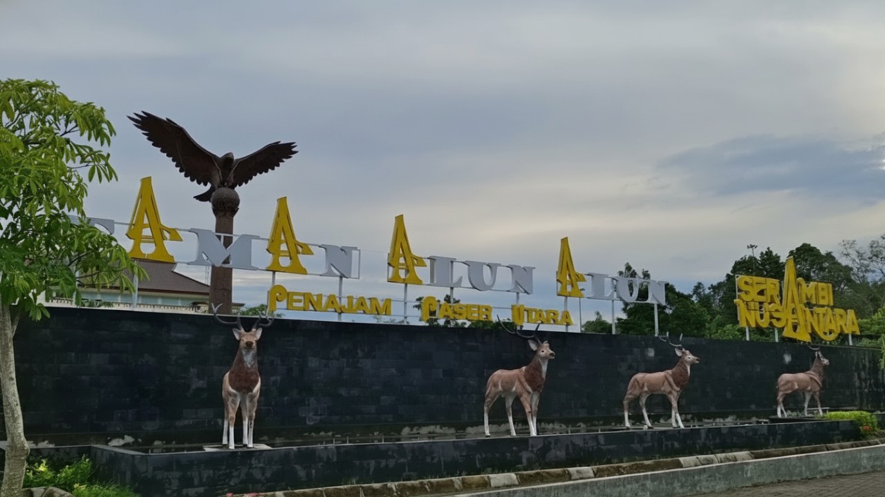 &ldquo;Taman Alun-Alun Penajam Paser Utara dengan lanskap hijau, tata lampu modern, dan aktivitas warga &mdash; visual yang memikat.&rdquo;
