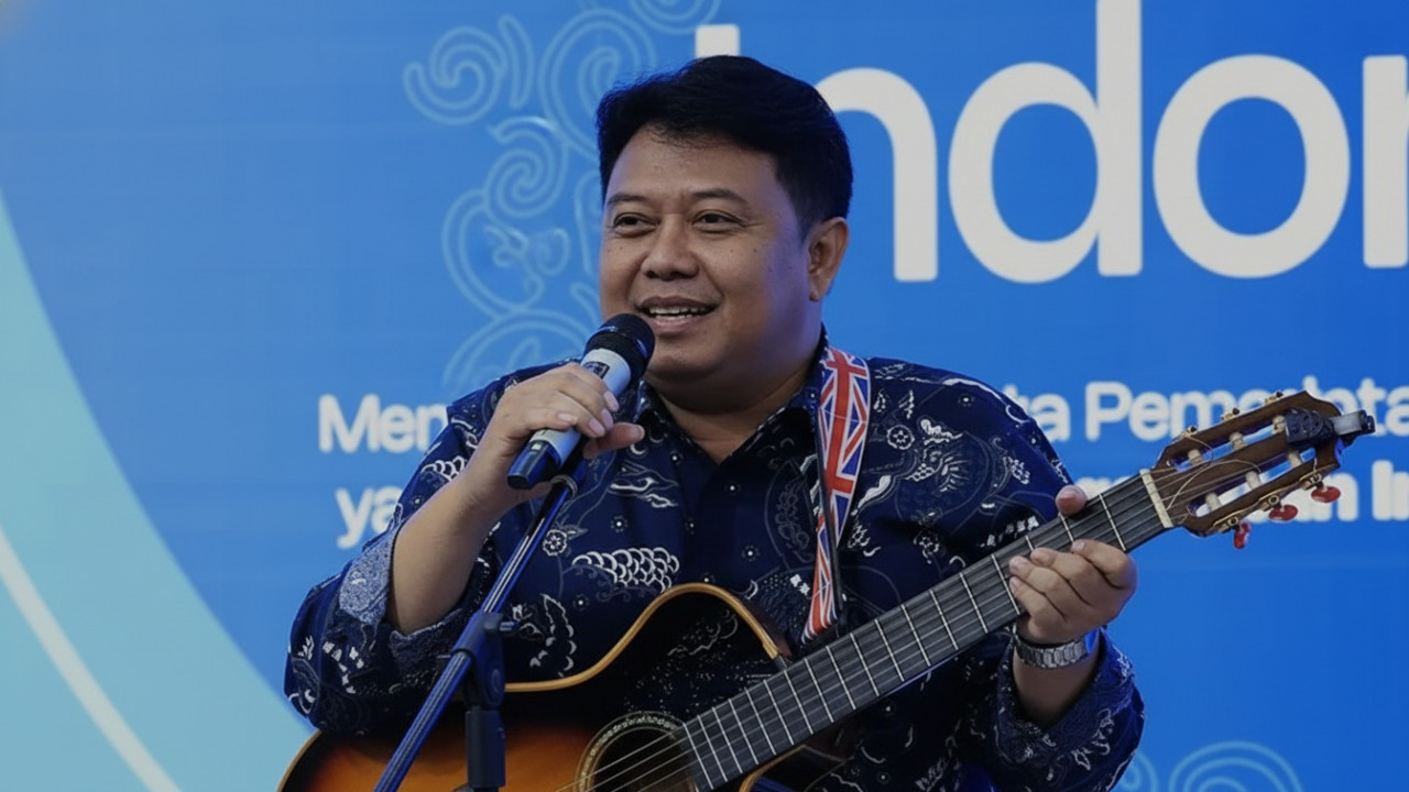 Foto Mudy Taylor tersenyum dengan latar panggung, memberi hook visual tentang perjalanan komedinya.