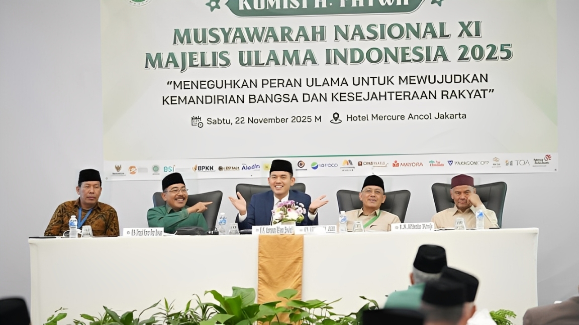 Ketua Komisi Fatwa MUI, Asrorun Niam (tengah), saat menghadiri Musyawarah Nasional (Munas) XI MUI 2025 di Hotel Mercure Ancol, Jakarta, Sabtu (22 November 2025).