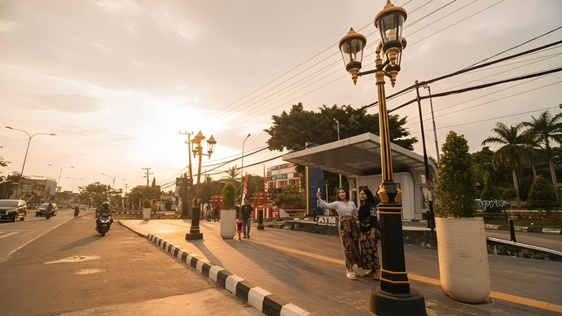 Suasana Jalan MT Haryono yang kian estetik dan tertata rapi menjadi bukti nyata manfaat pajak daerah.