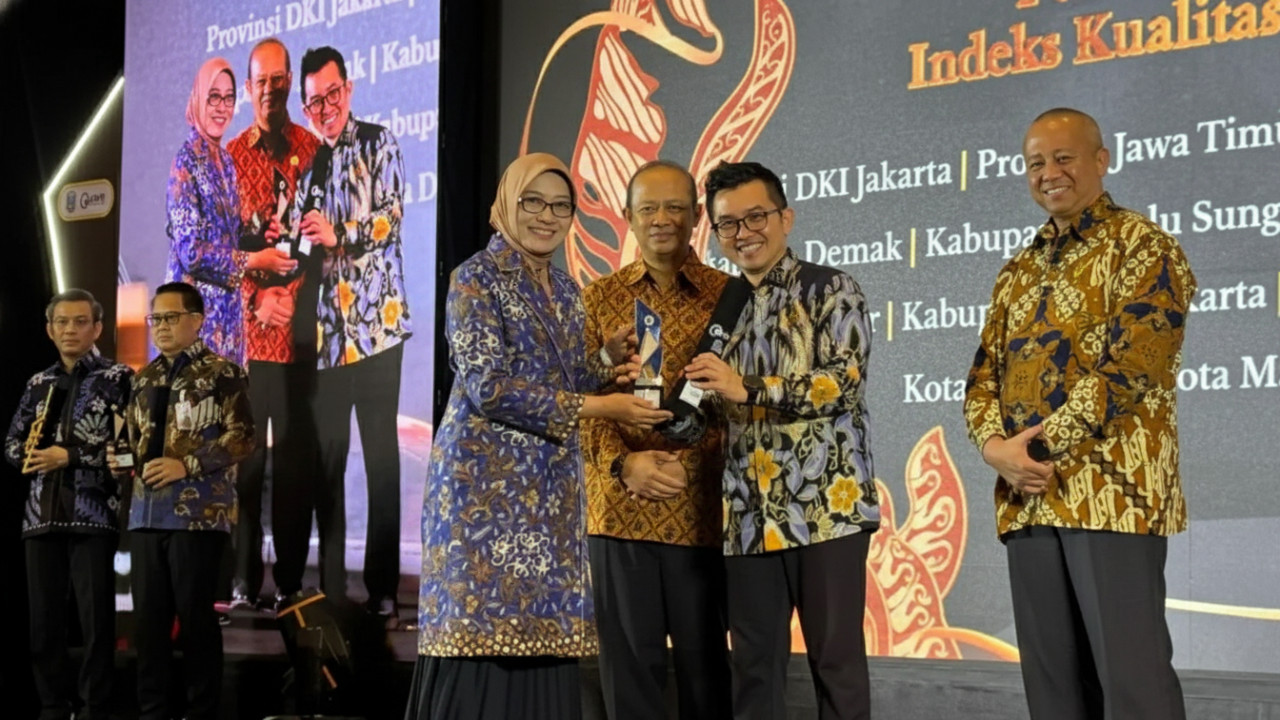 Sekda Kaltim Sri Wahyuni menerima penghargaan IKK 2025 &ndash; visual momentum prestasi kebijakan unggul.