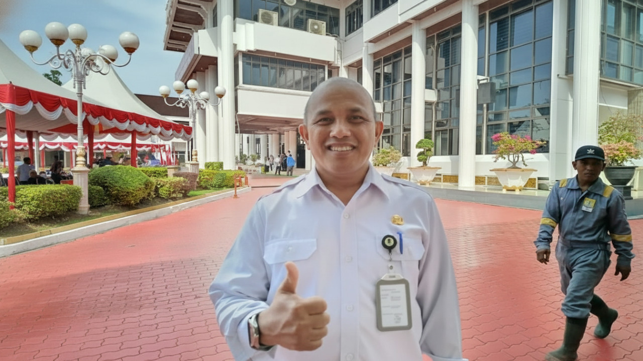 Visual grafik capaian pajak minerba dan reklame Balikpapan 2025 dengan nuansa kota yang dinamis.