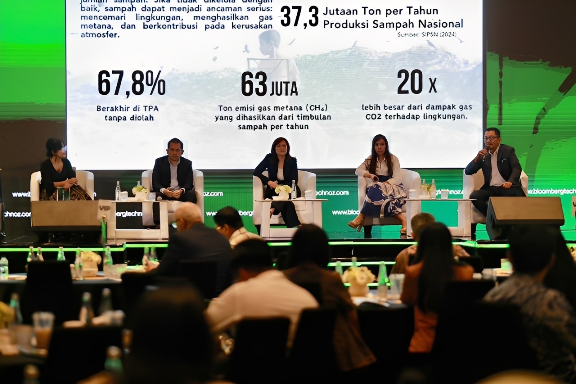 Suasana diskusi panel bertajuk From Waste to Watt: Bringing a Greener Indonesia dalam acara Ecoverse 2025, Kamis (20 November 2025).