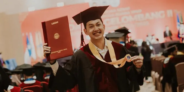 Kiki Farrel mengenakan toga, momen wisuda penuh ekspresi syukur dan visual emosional.