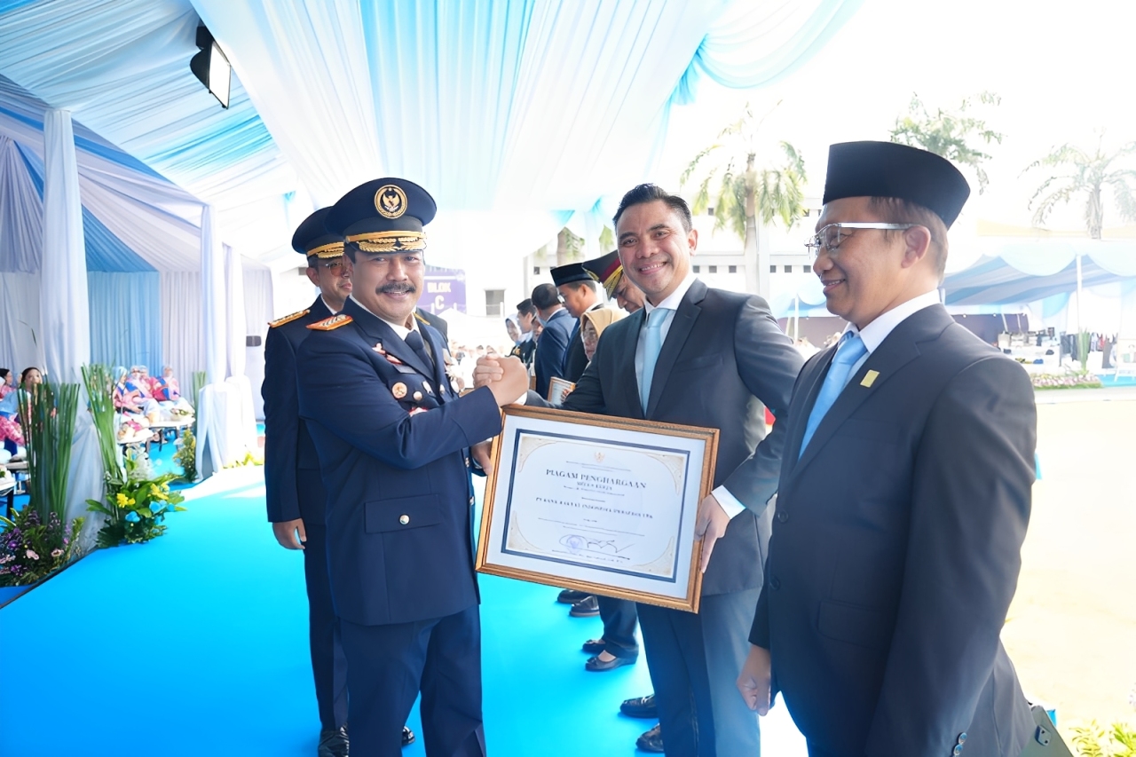 Perwakilan BRI menerima Piagam Penghargaan Mitra Kerja Sama dari Kementerian IMIPAS dalam kegiatan di Lapas Narkotika Kelas IIA Jakarta Timur, Rabu (19 November 2025).
