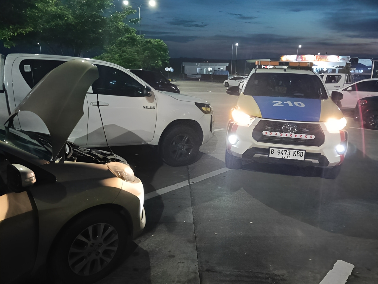 Suasana mobil dinas Balikpapan TV mogok di Rest Area 37 B dengan petugas Senkom melakukan pengecekan, visual dramatis dan huma