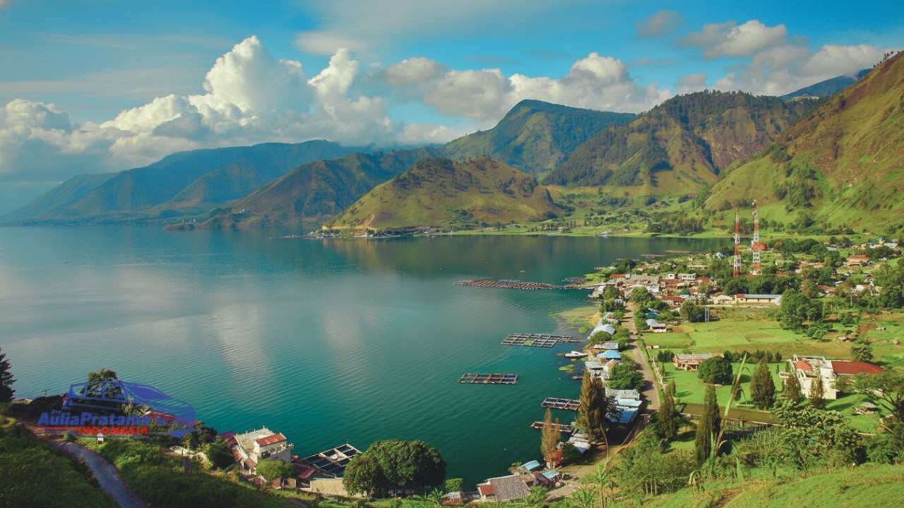 Danau Toba panorama luas dengan Pulau Samosir di tengahnya, visual air tenang yang menghadirkan keteduhan alami.
