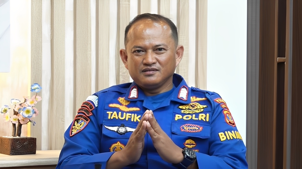 Bripka Taufik Ismail, PS Panit 2 Binmas Air dan Potdirga Dit Polairud Polda Kaltim, saat menjadi narasumber dalam talkshow Ngopi di Studio Balikpapan TV, Kamis (27 November 2025).