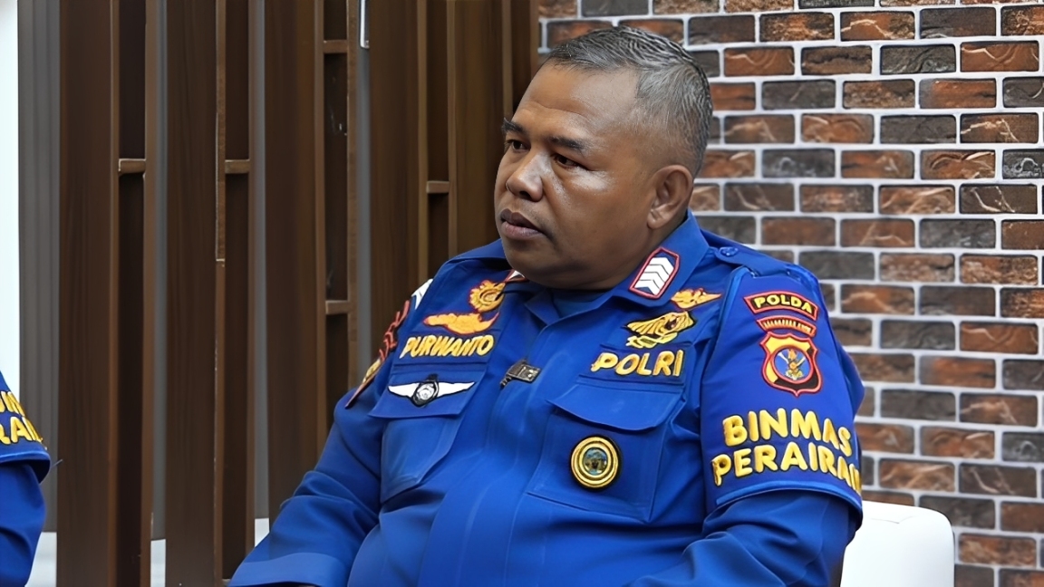Bripka Purwanto, Banit Si Binmas Air Dit Polairud Polda Kaltim, saat menjadi narasumber dalam talkshow Ngopi di Studio Balikpapan TV, Kamis (27 November 2025).