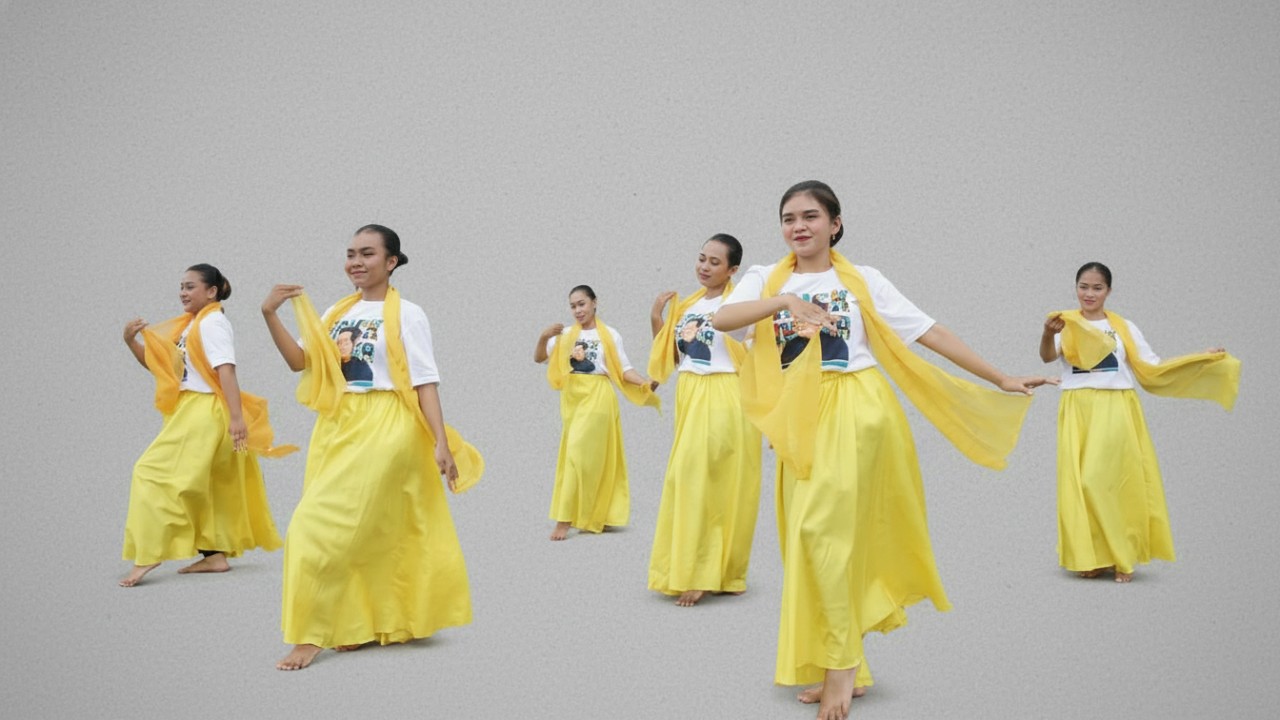 Penari Ronggeng Paser berbusana kain tradisional dengan gerakan lincah dan elegan &mdash; visual yang penuh energi budaya.