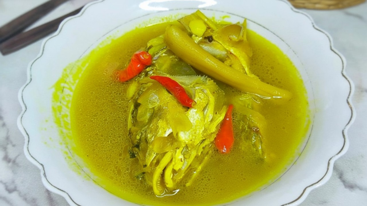 Semangkuk Sayur Asam Kutai kuah bening dengan jagung manis dan ikan sungai&mdash;tampak segar dan menggoda selera sebagai kuliner khas Samarinda