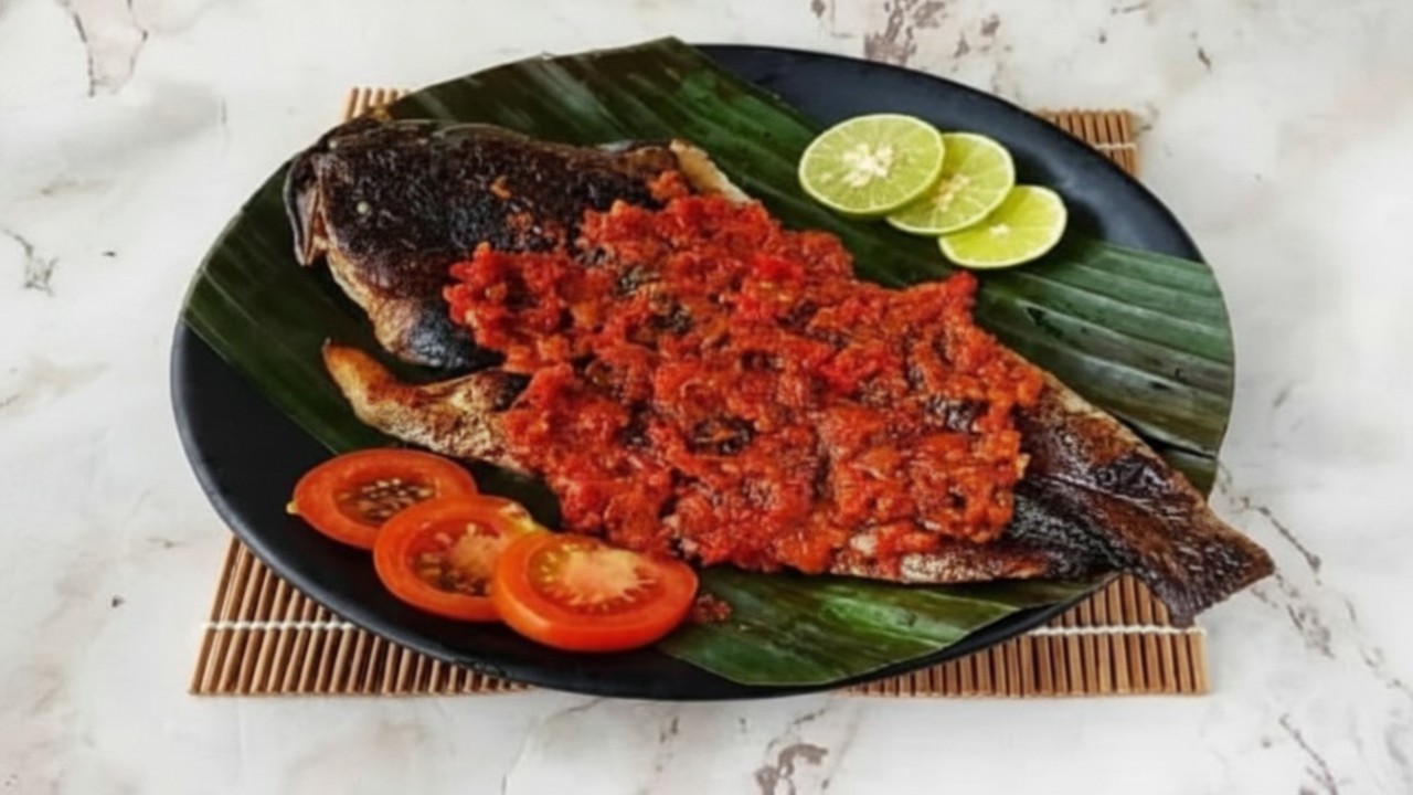 Ikan ruan panggang dengan sambal gence pedas segar &ndash; visual aroma dan warna kuat yang bikin selera bangkit.