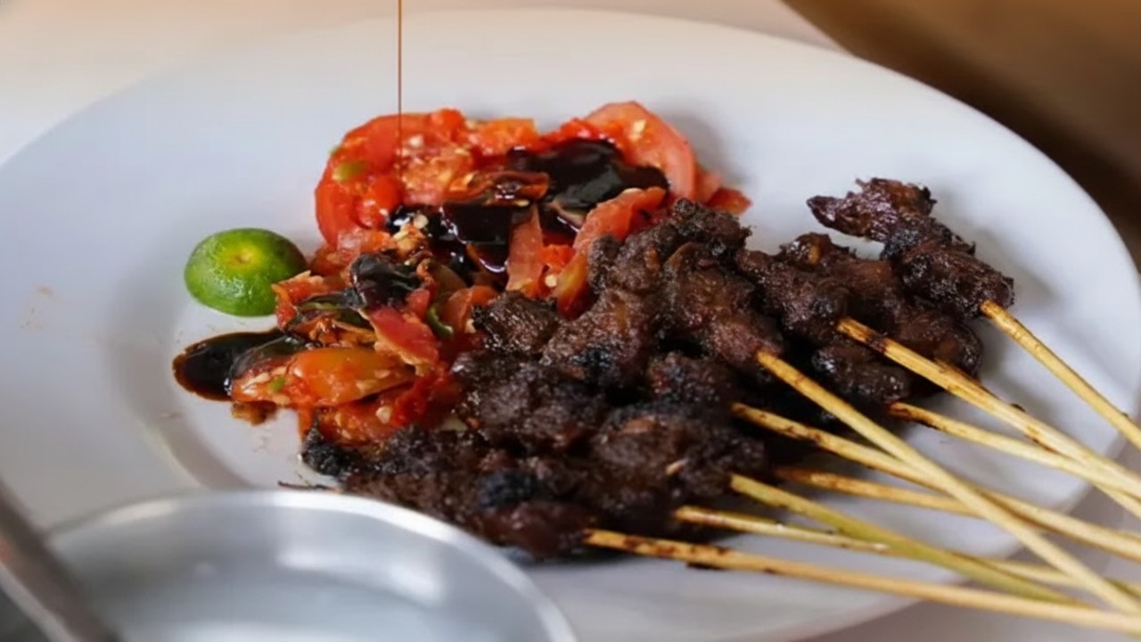 Sate Tenggir Samarinda di atas panggangan dengan asap tipis&mdash;visual aroma gurih yang memanggil selera.