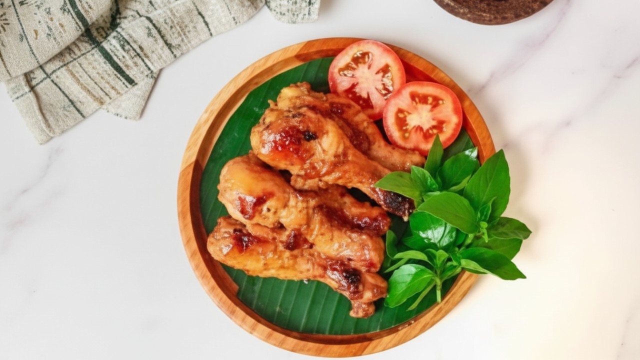 &ldquo;Close-up Ayam Cincane merah berkilau dengan asap tipis &mdash; visual menggugah selera dan memancarkan aroma tradisi Samarinda.&rdquo;