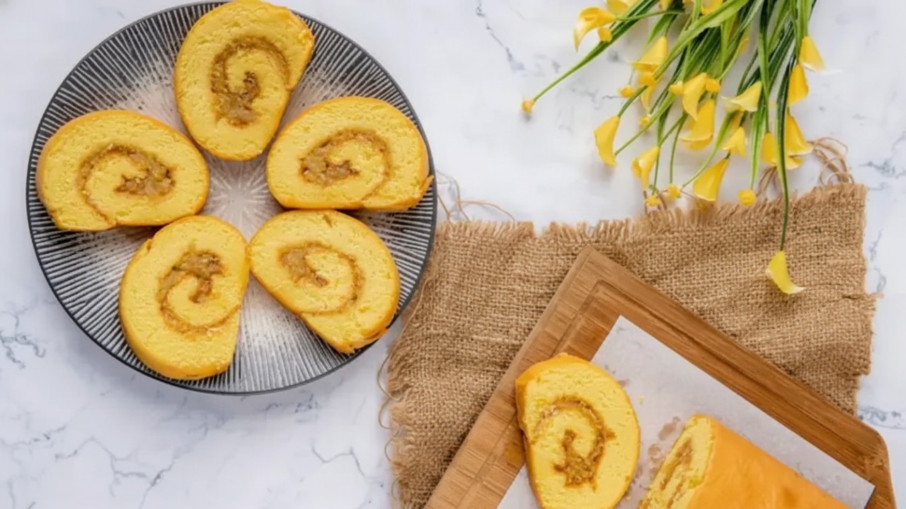 Bolu Gulung Durian Samarinda dengan isian durian lokal yang legit &mdash; visual manis menggoda penuh citra aroma khas.