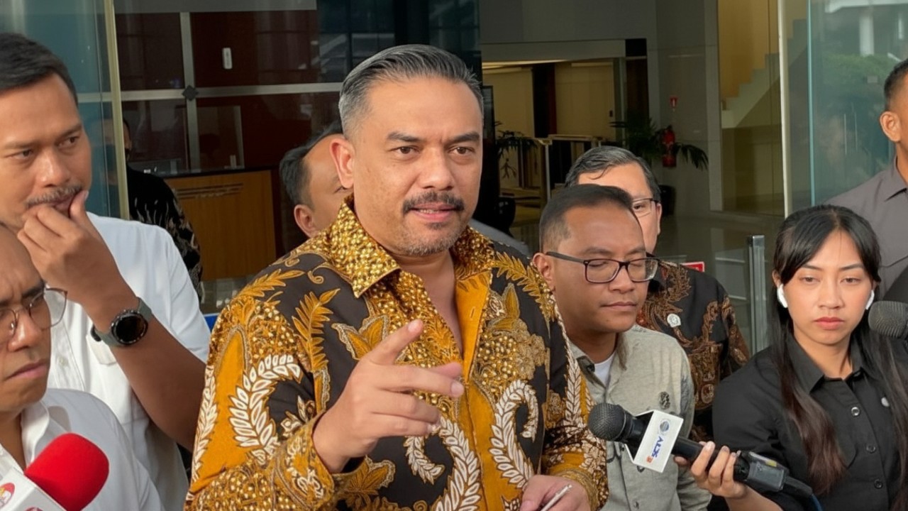 Mantri BRI menjelaskan prosedur KUR kepada Menteri UMKM dalam suasana sidak