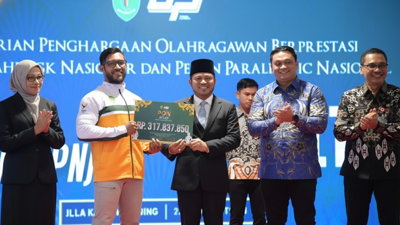 Atlet Kaltim menerima bonus di Aula Dispora momen apresiasi penuh energi