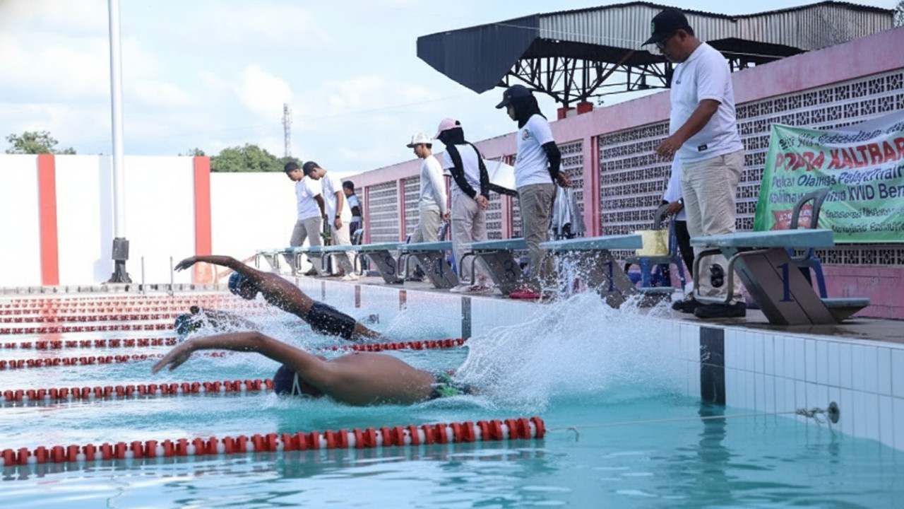 Perenang muda Kaltim melesat di arena Junjung Buyah dengan visual percikan air kompetitif yang menggugah.