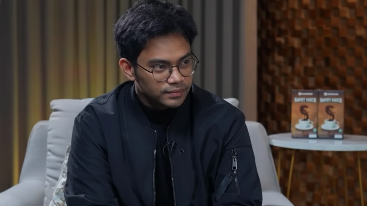 Insanul Fahmi di podcast dr. Richard Lee, ekspresi tenang mengungkap status pernikahan&mdash;visual penuh tensi halus.