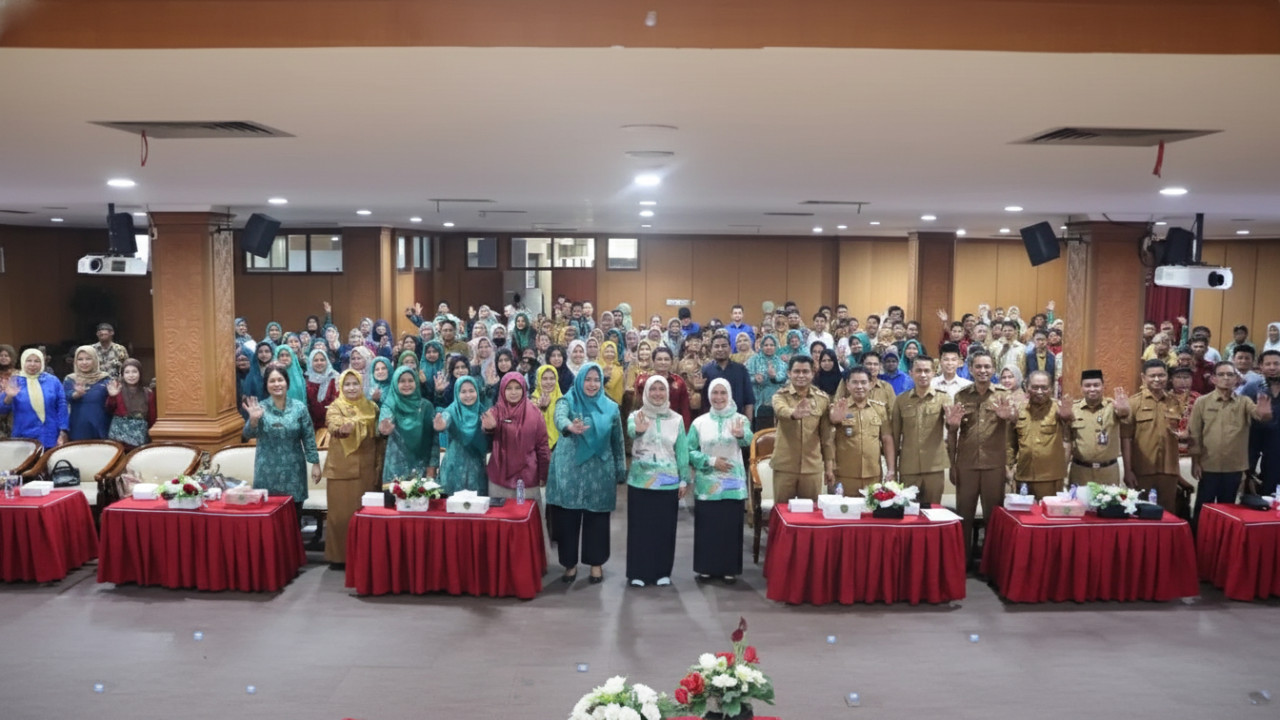 Perangkat desa mengikuti sosialisasi digitalisasi&mdash;visual komitmen menuju tata kelola modern.