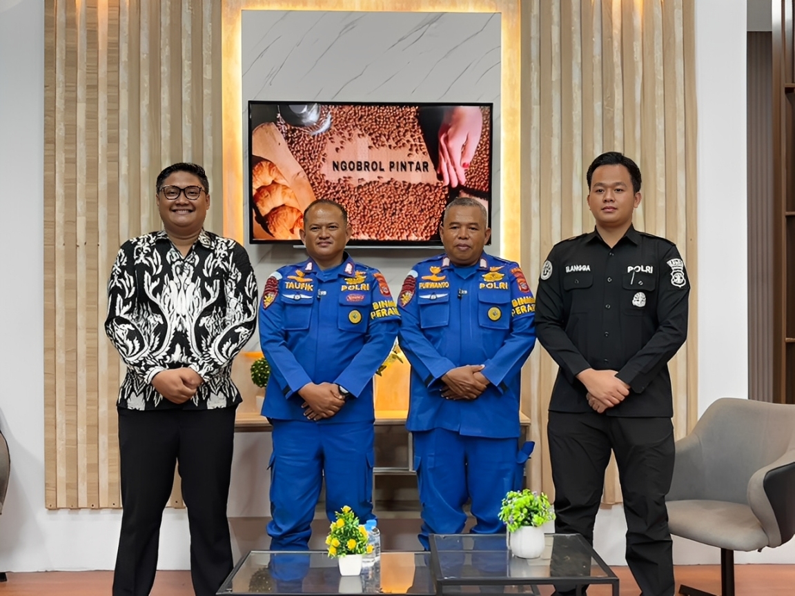Sesi foto bersama usai talkshow Ngopi di Studio Balikpapan TV, Kamis (27 November 2025).