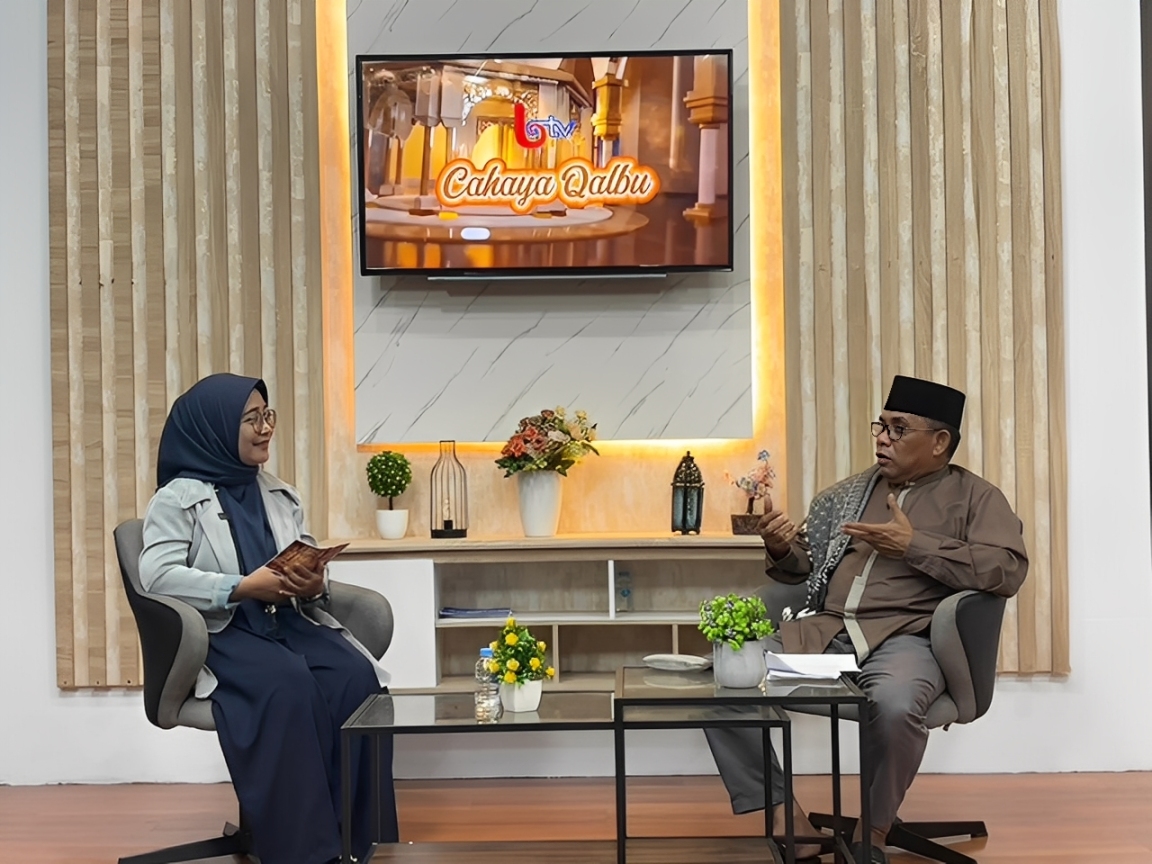 Ustaz Drs. HM Jailani, M.Si., Wakil Ketua IV Baznas Balikpapan, berdialog dengan host membahas Berkah Berzakat dalam program Cahaya Qolbu di Studio Balikpapan TV, Jumat (28 November 2025).