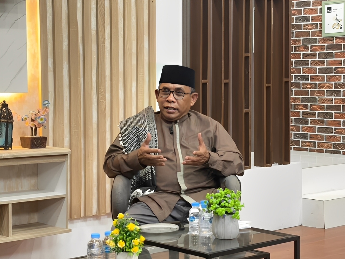 Ustaz Drs. HM Jailani, M.Si., Wakil Ketua 4 Baznas Balikpapan, menyampaikan makna berkah menurut Islam dalam program Cahaya Qolbu di Studio Balikpapan TV, Jumat (28 November 2025).
