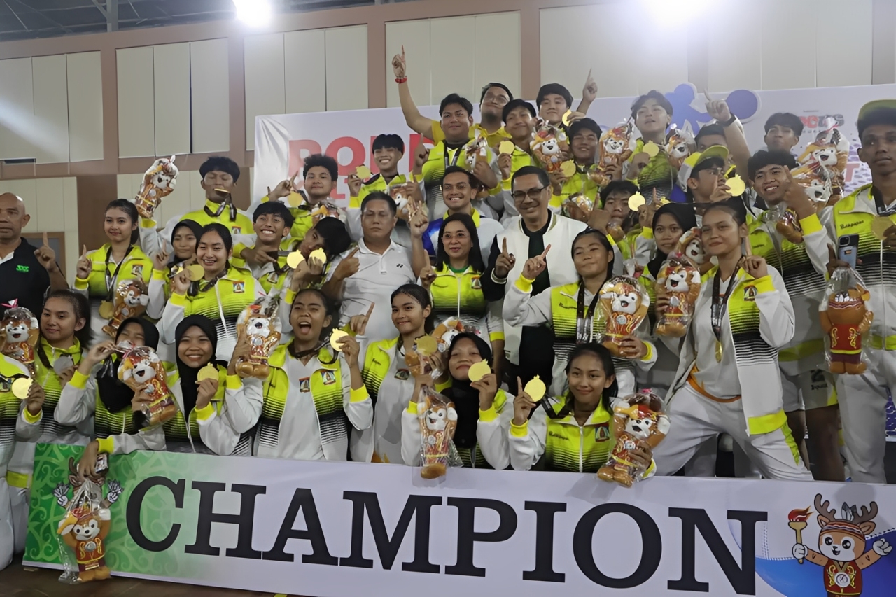 Kontingen Balikpapan berfoto bersama usai meraih kemenangan di cabang olahraga basket pada ajang POPDA Kaltim 2025 di Kabupaten Penajam Paser Utara (PPU).