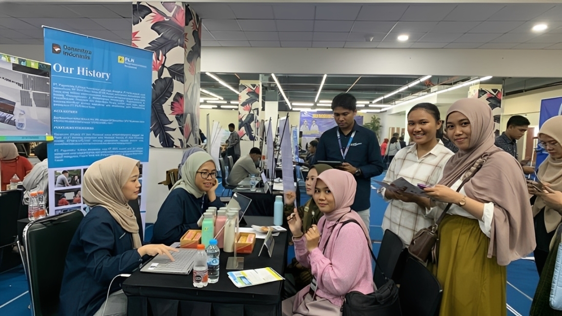 Pencari kerja mengikuti sesi wawancara di salah satu booth perusahaan pada Job Market Fair Balikpapan 2025 di Function Hall Balikpapan Trade Center (BTC), Kamis (27 November 2025).