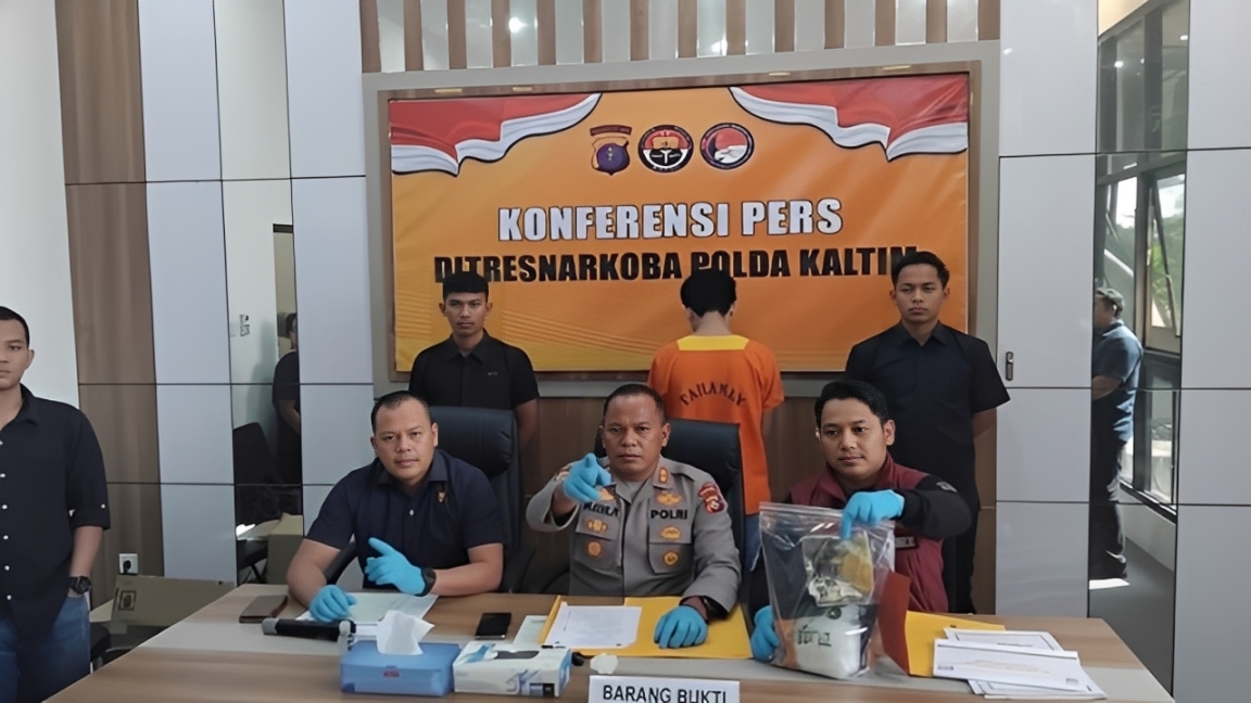 Petugas Ditresnarkoba Polda Kaltim memperlihatkan barang bukti saat konferensi pers pengungkapan kasus penyalahgunaan narkoba, Kamis (27 November 2025).