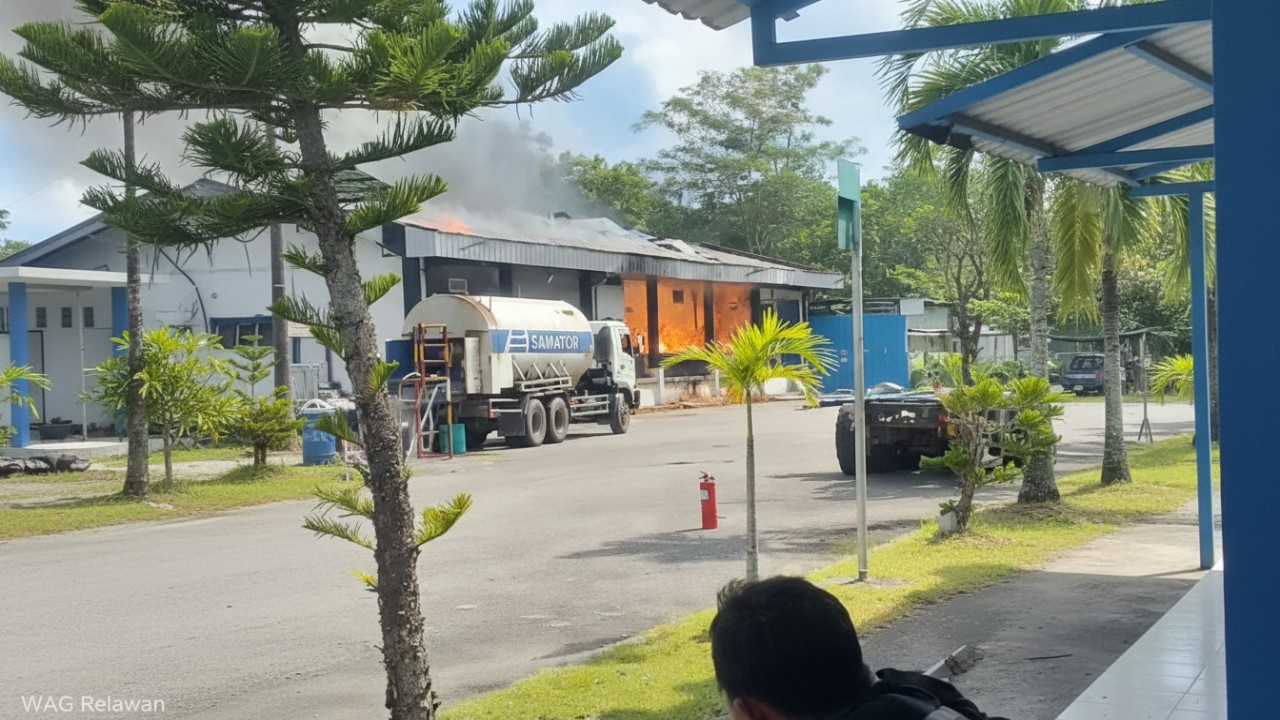 Kobaran api besar Samator KM 29 dengan asap pekat membubung&mdash;visual dramatis yang memotret situasi genting di jalur poros.