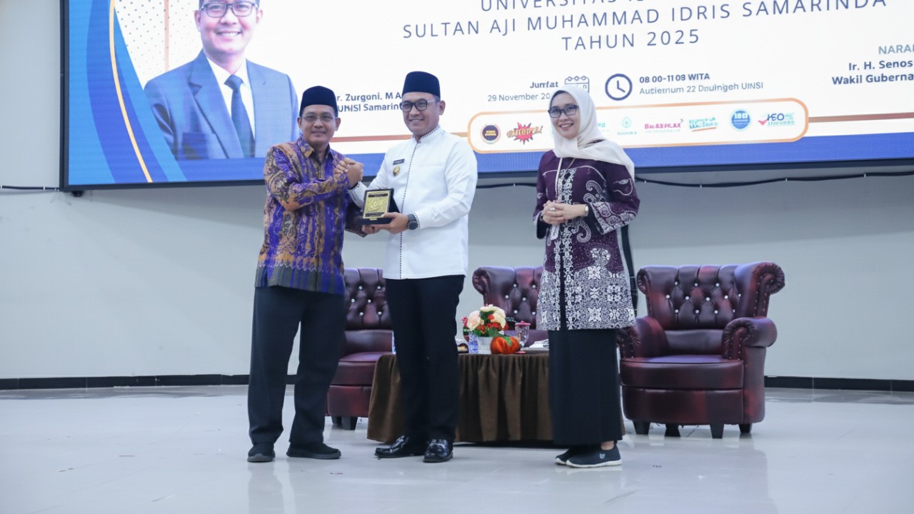 Wakil Gubernur Kaltim Seno Aji menerima plakat dari perwakilan UINSI Samarinda pada kegiatan di Auditorium 22 Dzulhijjah UINSI, Jumat (28 November 2025).