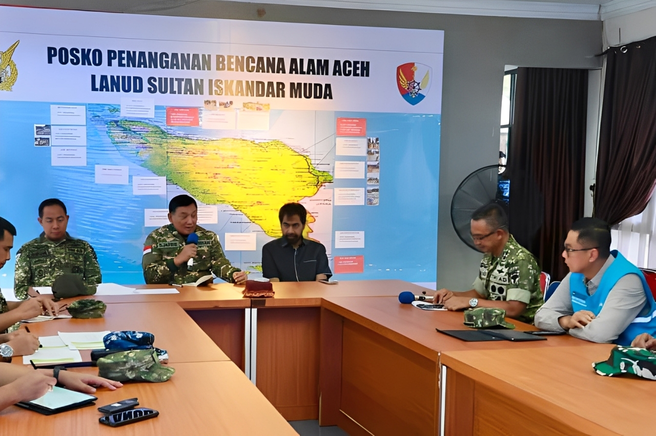 Menteri Pertahanan, Sjafrie Sjamsoeddin, memimpin rapat koordinasi penanganan bencana di Posko Penanganan Bencana Alam Aceh, Lanud Sultan Iskandar Muda, Sabtu (29 November 2025).