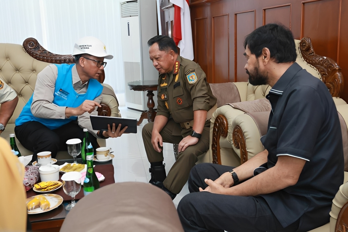 Menteri Dalam Negeri, Tito Karnavian, menerima pemaparan kondisi terkini pemulihan layanan listrik dari Direktur Utama PLN dalam pertemuan di Aceh, Sabtu (29 November 2025).