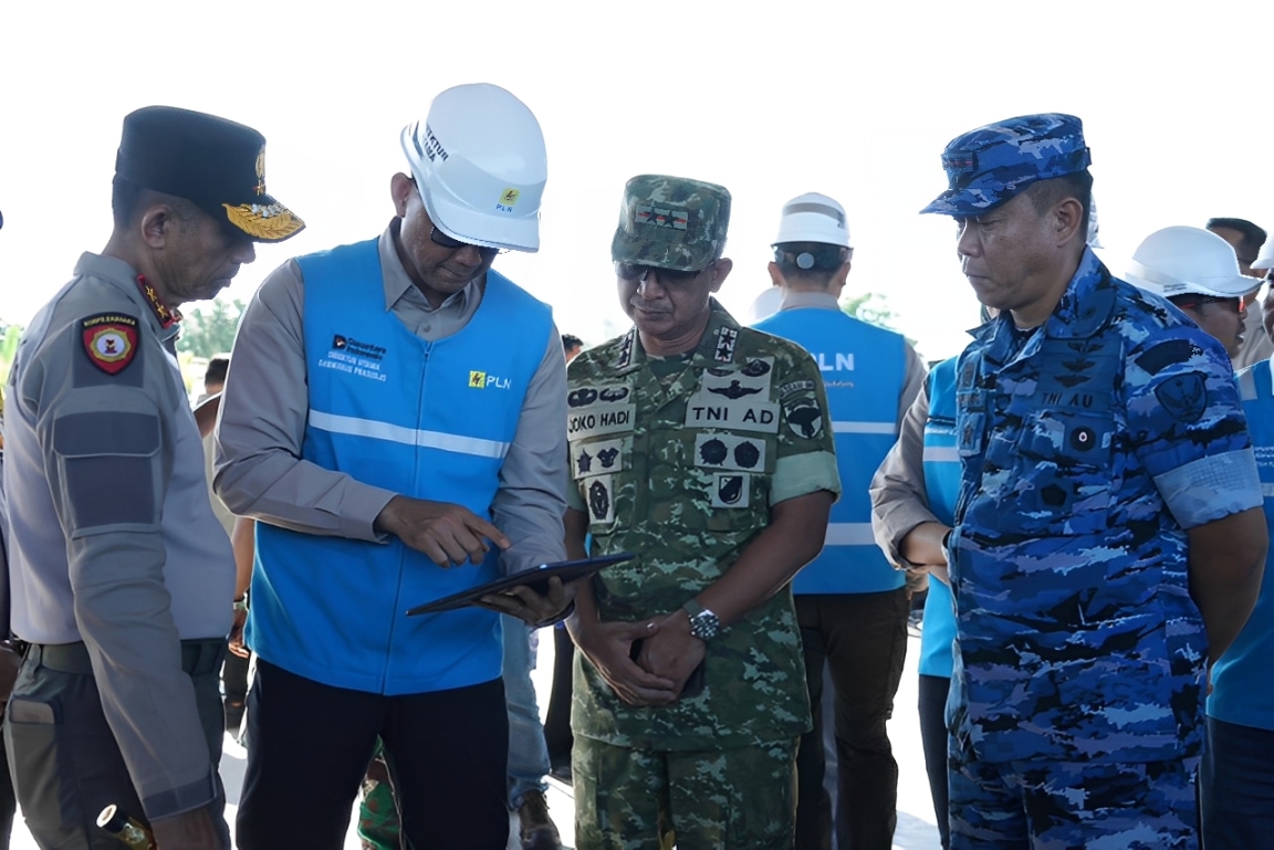 Direktur Utama PLN, Darmawan Prasodjo, berdiskusi dengan jajaran TNI dan Polri terkait pemulihan kelistrikan Aceh pascabencana banjir bandang dan longsor, Sabtu (29 November 2025).