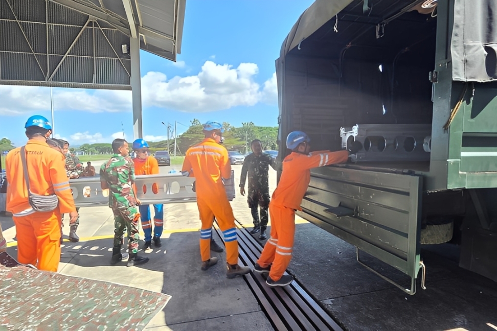 Personel PLN memasukkan material tower emergency ke truk TNI untuk pemulihan kelistrikan di Aceh pascabencana banjir bandang dan longsor, Sabtu (29 November 2025).