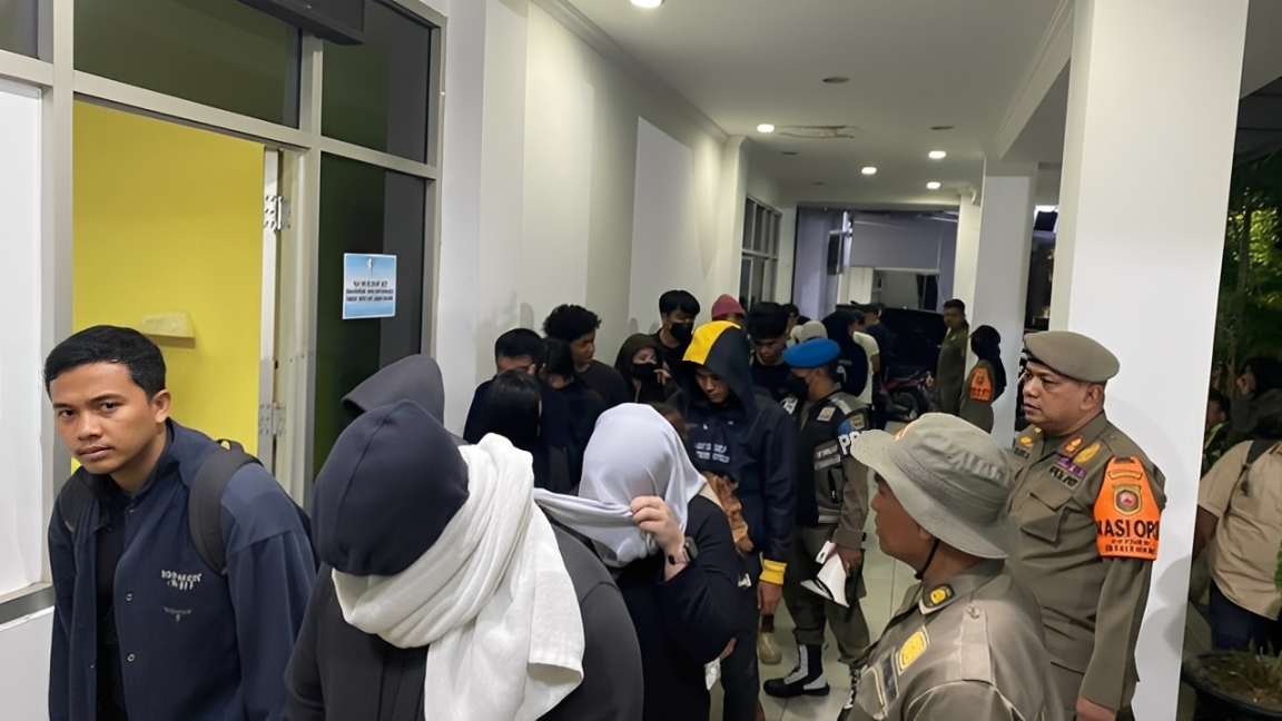 Para tamu yang diamankan Satpol PP saat razia di salah satu penginapan di Samarinda, Sabtu malam (29 November 2025).
