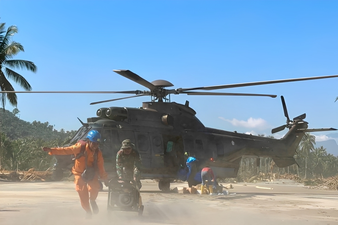 Personel PLN dan TNI menurunkan material pemulihan kelistrikan dari helikopter di kawasan terdampak banjir bandang dan longsor di Aceh, Sabtu (29 November 2025).