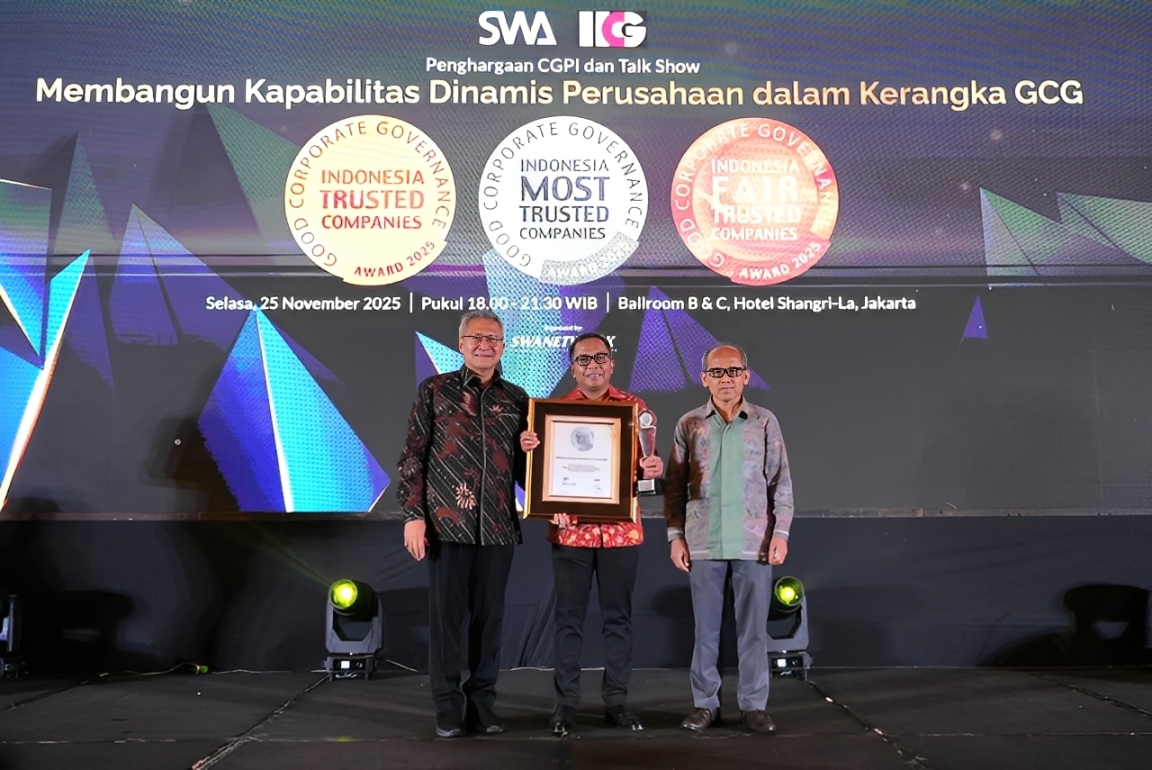 Direktur Human Capital & Compliance BRI, A. Solichin Lutfiyanto (tengah), menerima penghargaan predikat &ldquo;Sangat Terpercaya&rdquo; pada Indonesia Trusted Companies 2025 berbasis CGPI 2024 di Jakarta.