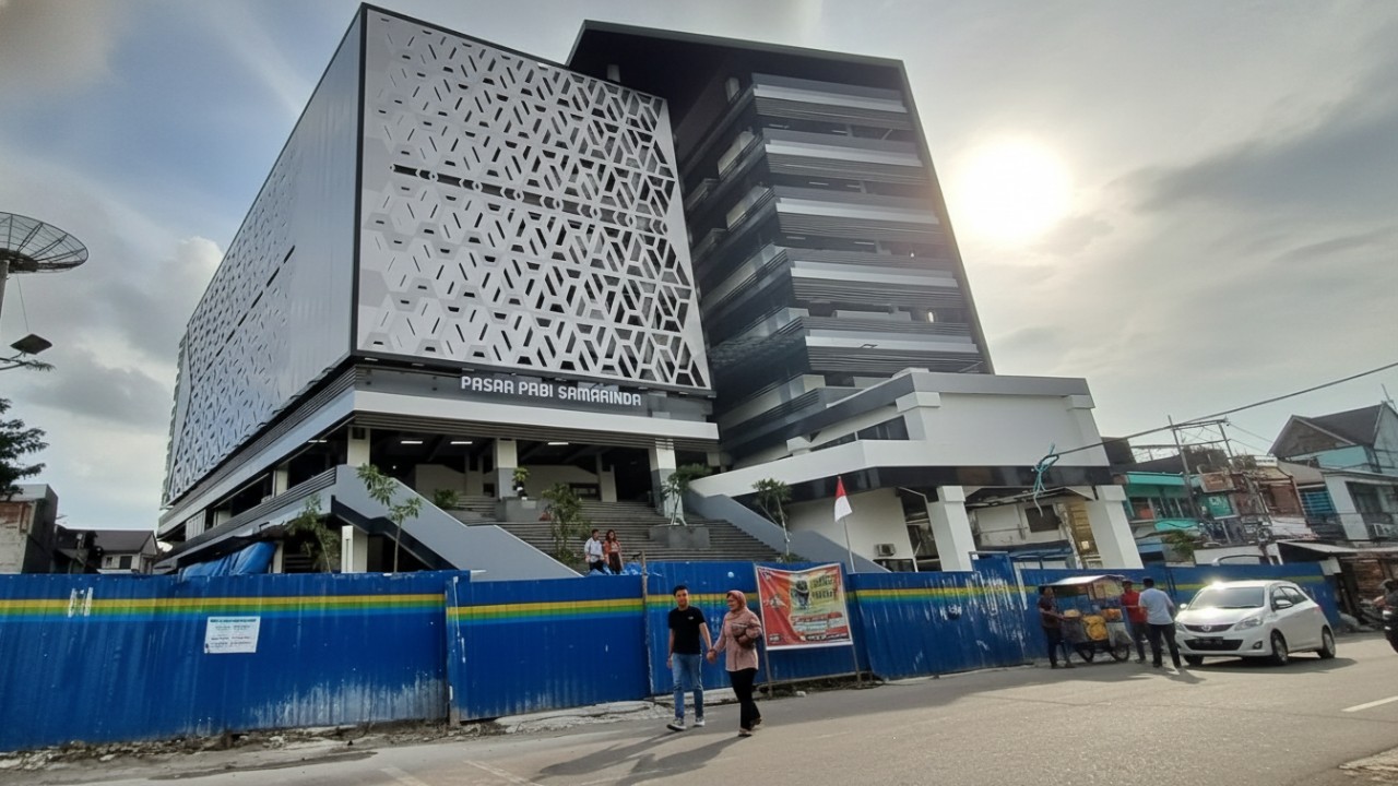 Pasar Pagi Samarinda menjelang peresmian dengan aktivitas pedagang