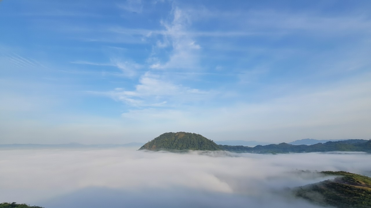 Kabut lembut menyelimuti puncak Gunung Embun &mdash; visual negeri di atas awan yang memikat mata sejak fajar menyingsing.