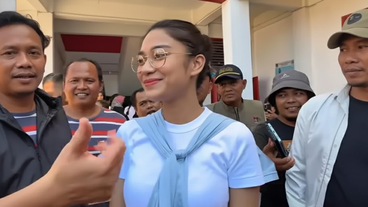 Azizah Salsha menyalurkan bantuan di lokasi banjir Padang dengan visual empati dan aksi cepat.