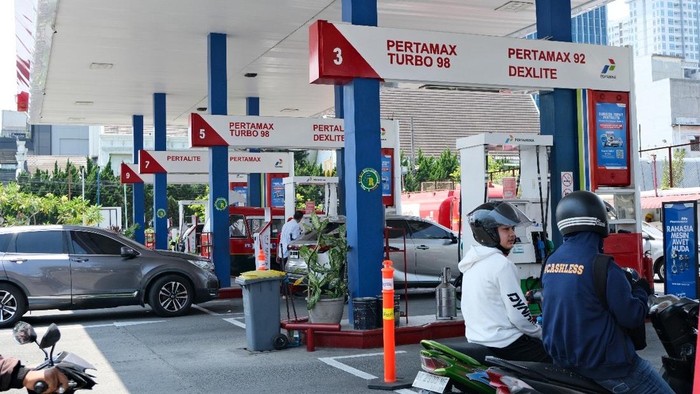 Deretan dispenser SPBU Pertamina dengan visual harga terbaru, menonjolkan angka penyesuaian BBM dan dinamika energi.