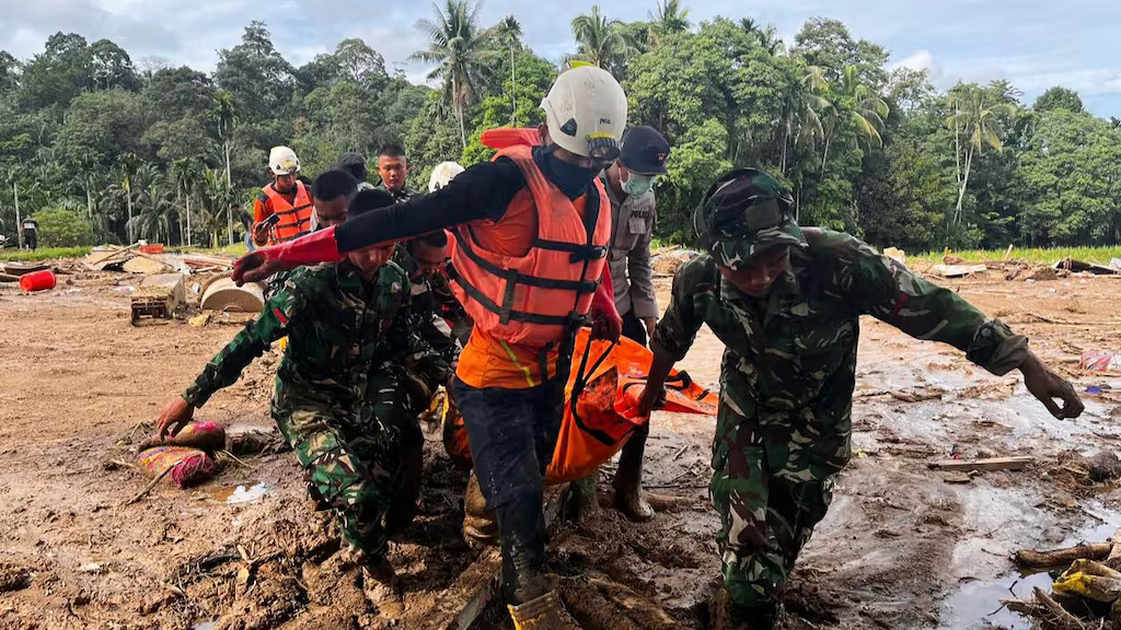 Mobil terperosok lumpur di desa terdampak banjir Sumatra, visual dramatis yang menunjukkan kerasnya hantaman bencana.