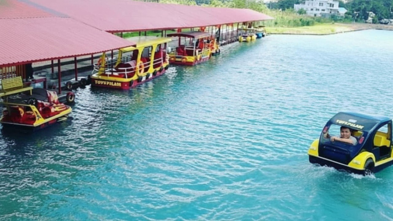 Interior Tjiu Palace Samarinda bergaya oriental-modern dengan lampion merah dan dekorasi hangat yang estetik&mdash;suasana yang memikat mata.