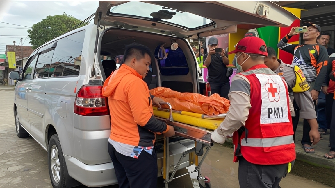 Petugas mengevakuasi jenazah korban ke dalam ambulans sebelum dibawa ke RSUD AWS Samarinda, Sabtu (29 November 2025).