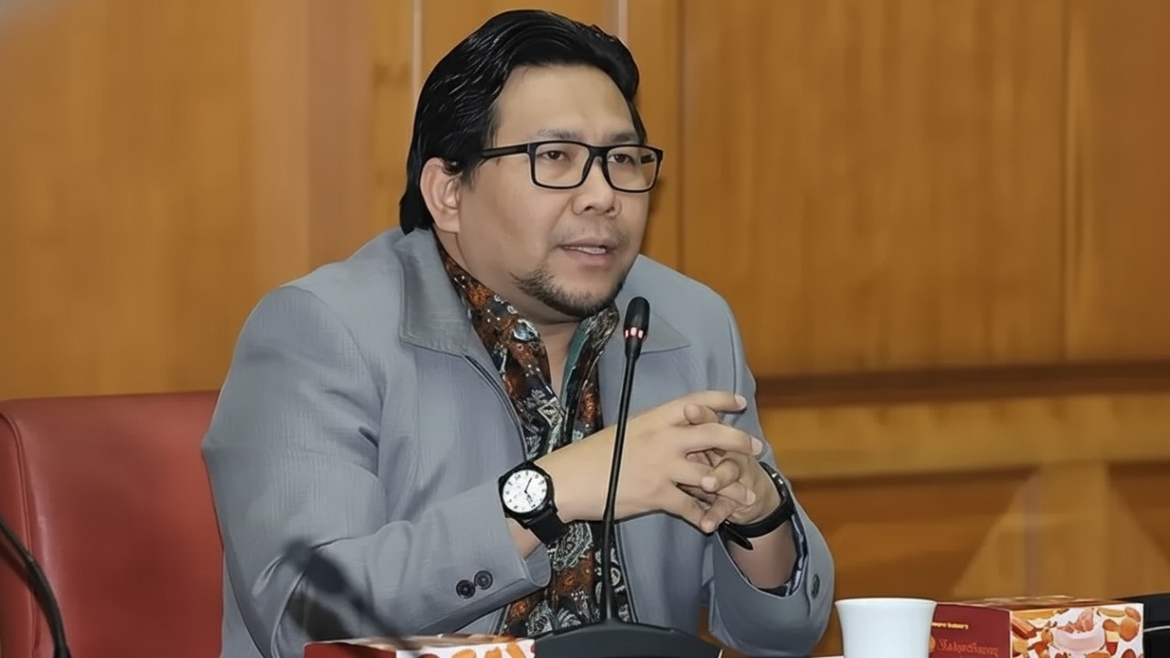 Pimpinan Ombudsman RI, Dadan S Suharmawijaya, saat menyampaikan seruan kepedulian nasional pascabencana banjir Sumatera.