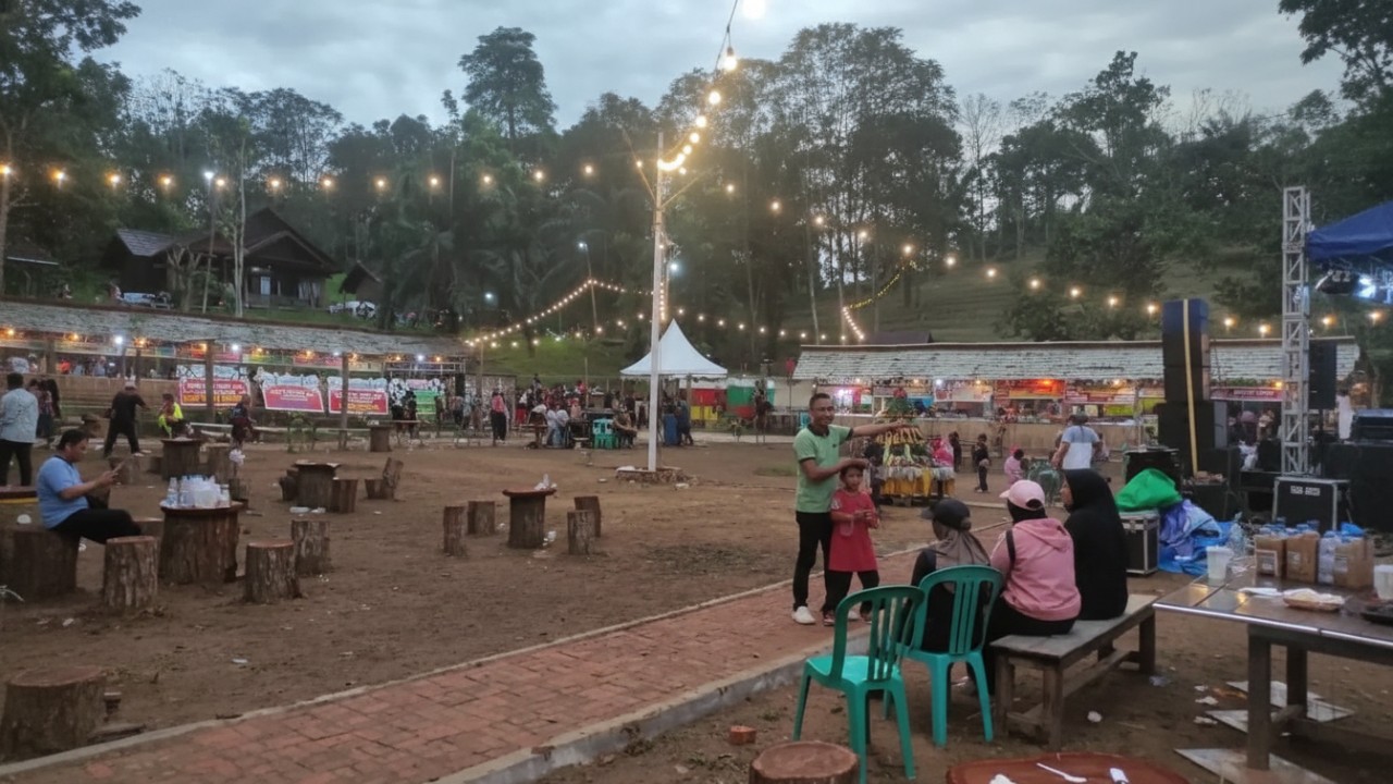 Taman hijau Villa Kaning Park dengan gazebo dan spot foto natural, menyuguhkan nuansa santai yang memanjakan mata.
